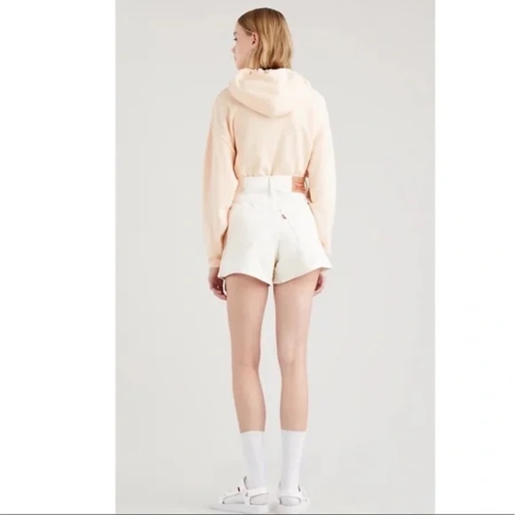 Levi's High Waisted Mom Shorts Denim White Ivory Size 25 - Picture 3 of 9